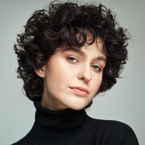 Short Brown Curly Wigs for Women Bob Wig with Bangs Shoulder Length Naturel Hair Wigs Cosplay Daily Party Use